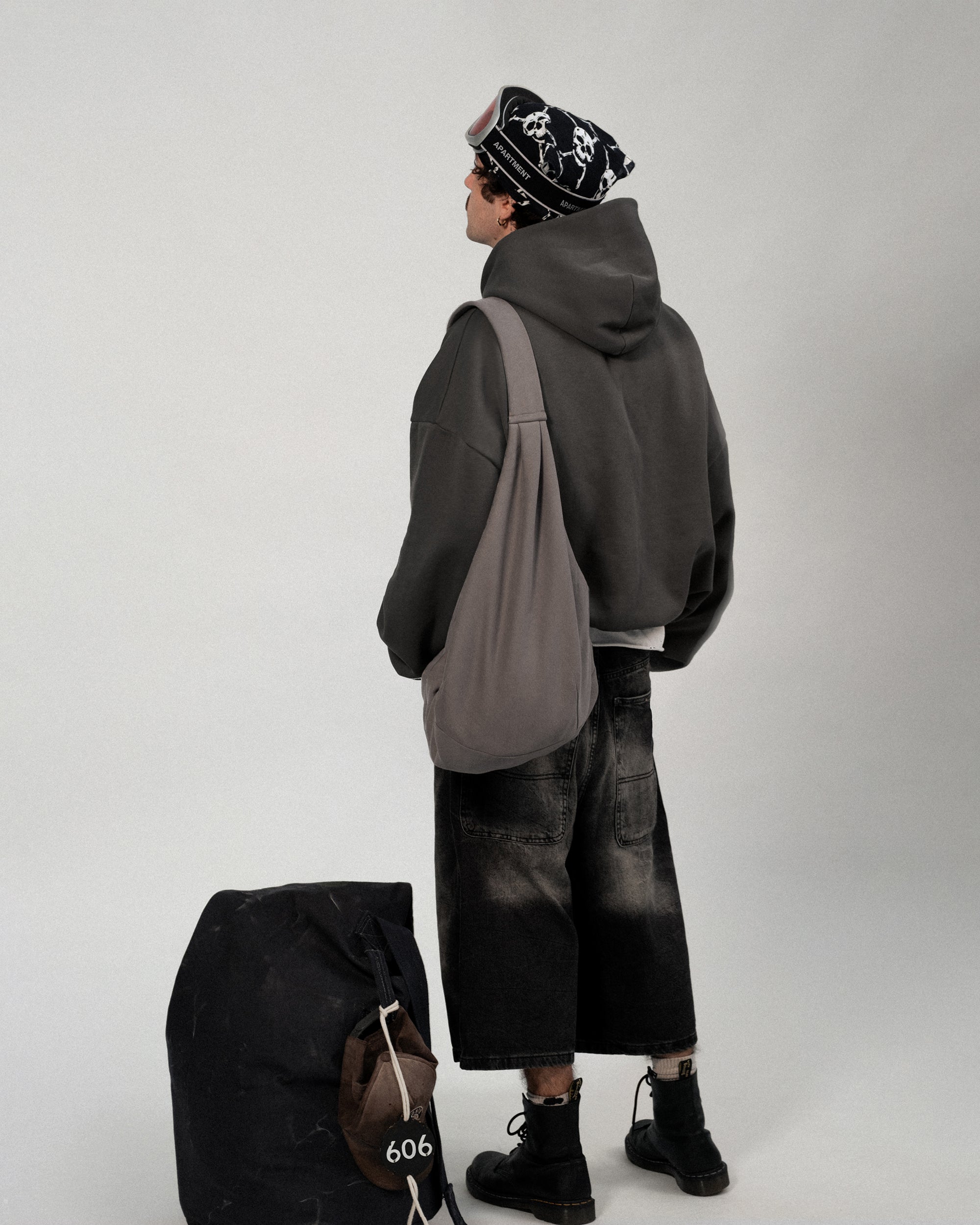 APT606 BASE HOODIE