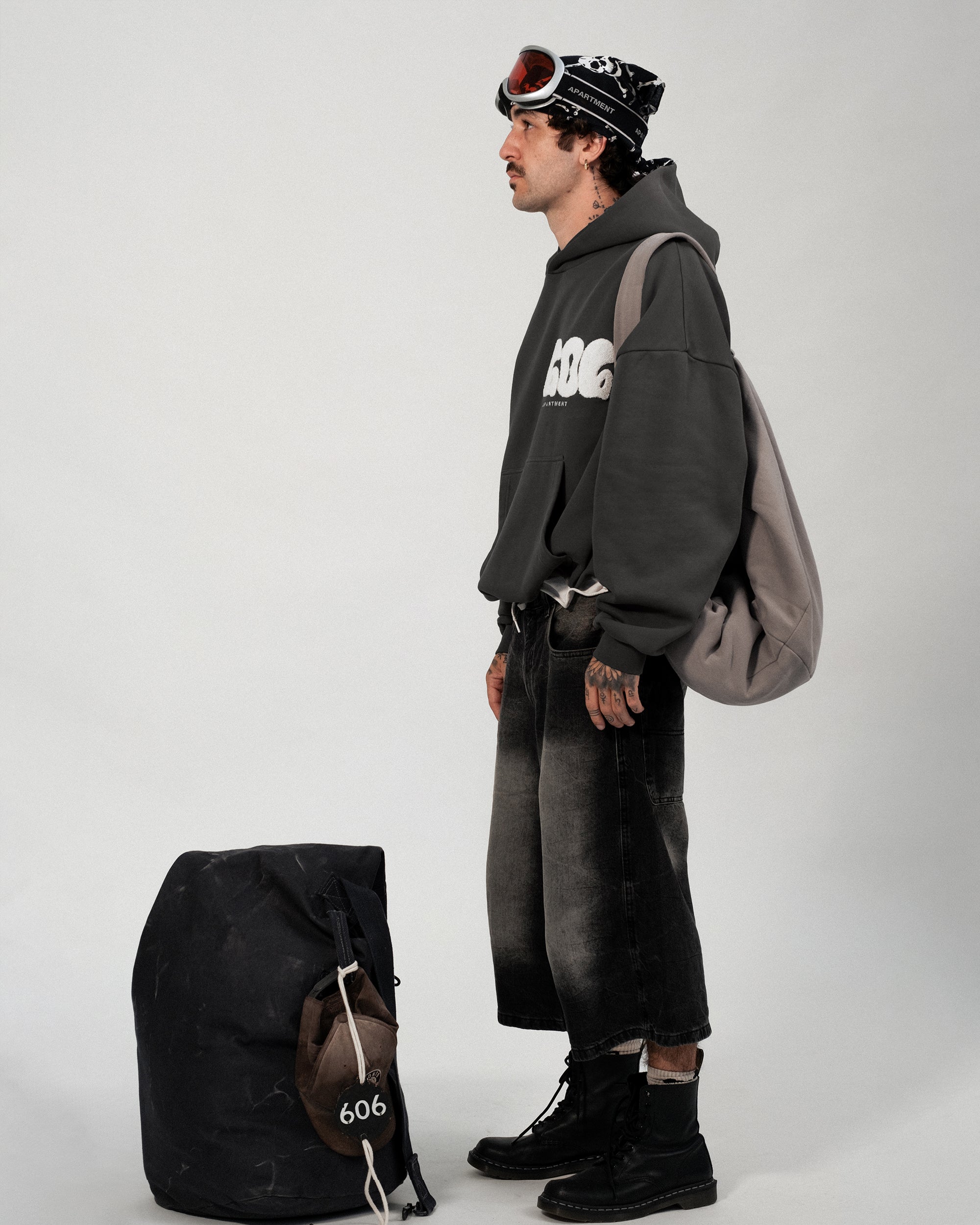 APT606 BASE HOODIE